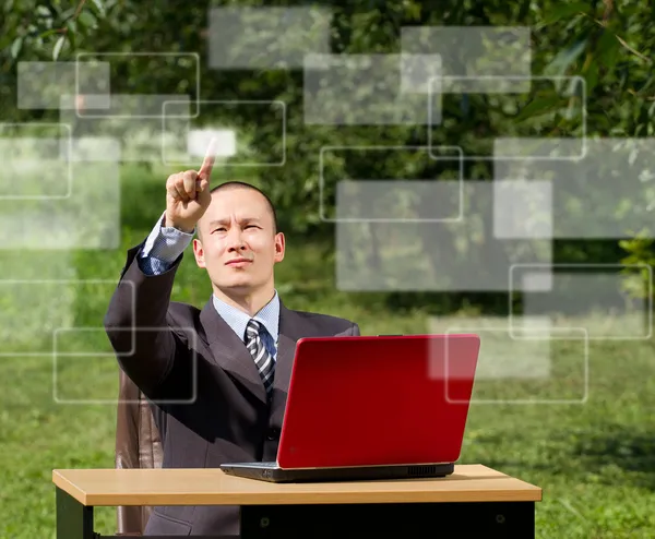 Homem com Laptop trabalhando ao ar livre — Fotografia de Stock