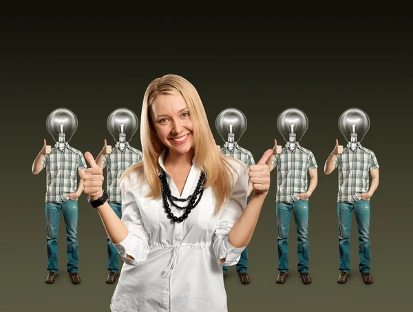 Mujer y cabeza de lámpara empresarios con portátil — Foto de Stock