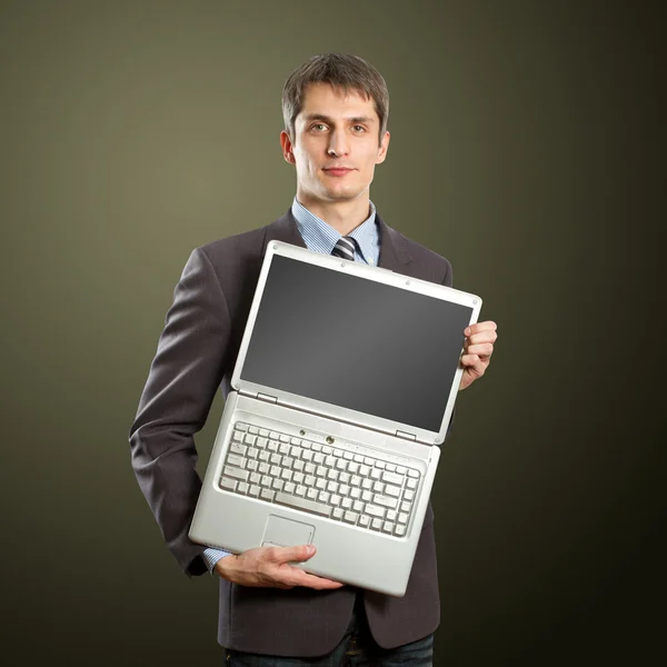 Empresário com laptop aberto em suas mãos — Fotografia de Stock