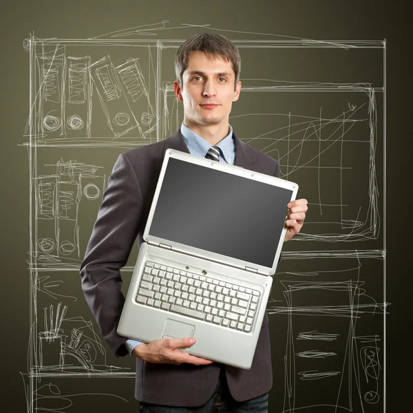 Onun elinde açık dizüstü bilgisayar ile işadamı — Stok fotoğraf