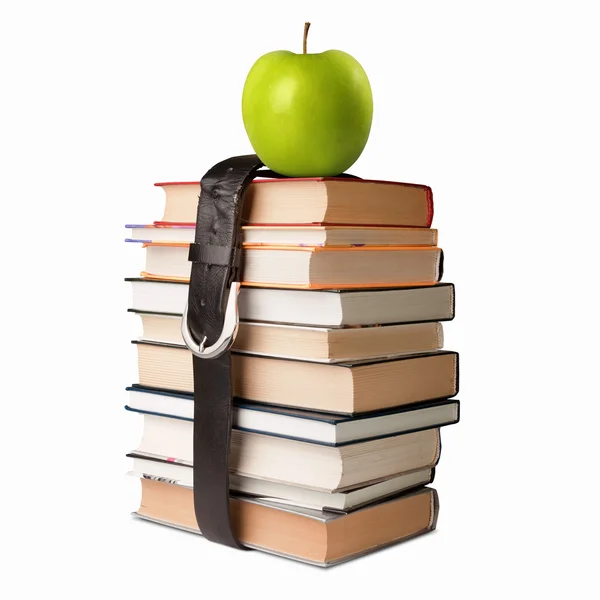 Kitaplar kazık kemer ve elma ile — Stok fotoğraf