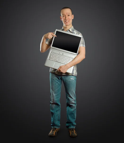 Άνθρωπος με ανοιχτό laptop στα χέρια του — Φωτογραφία Αρχείου