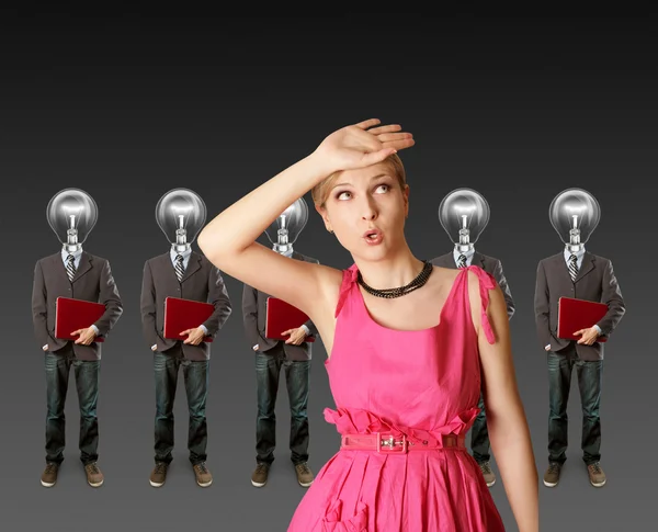 Kobieta i lampy głowy biznesmeni z laptopa — Zdjęcie stockowe