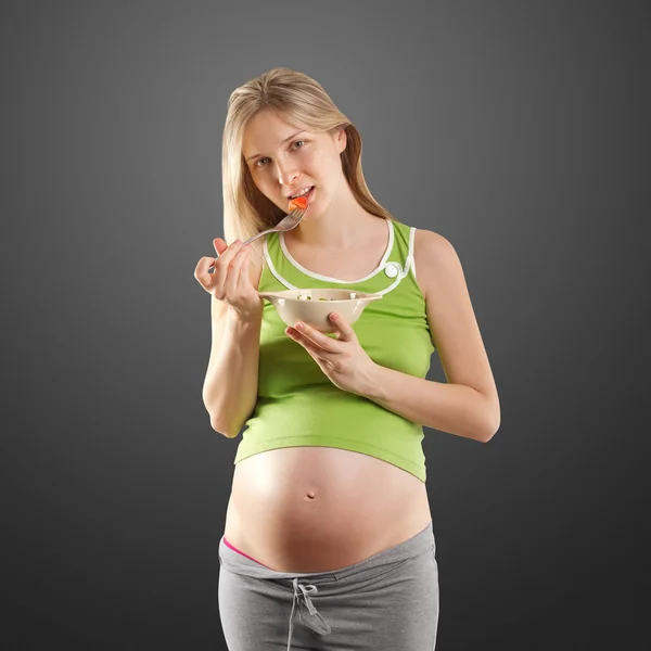 Inschrijving zwangere vrouw met salade — Stockfoto