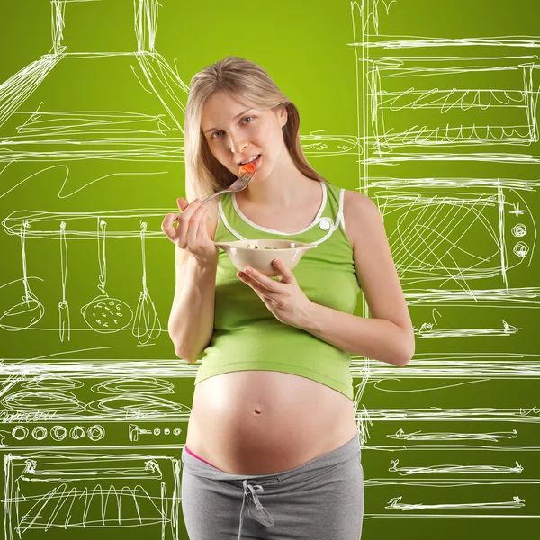 Mulher grávida macia com salada — Fotografia de Stock