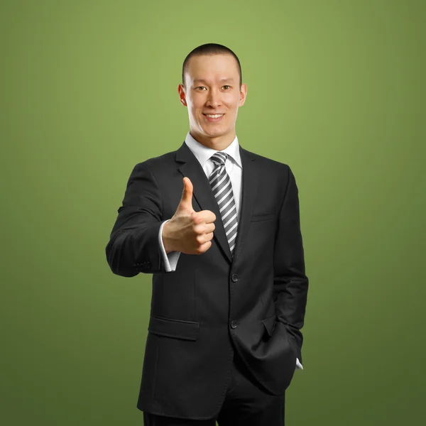 Asiatiska affärsman i svart kostym visar bra gjort — Stockfoto