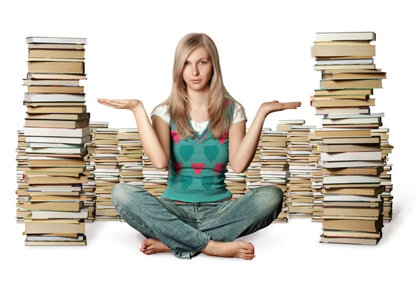 Mulher em lótus posar com muitos livros perto — Fotografia de Stock