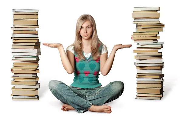 Mulher em lótus posar com muitos livros perto — Fotografia de Stock