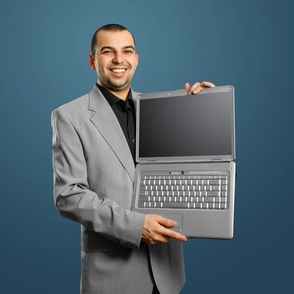 Empresário com laptop aberto em suas mãos — Fotografia de Stock
