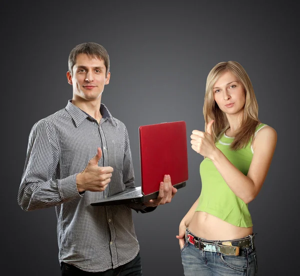 手提电脑在他的手和女人的男人 — 图库照片