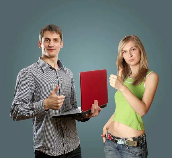 Homme avec ordinateur portable dans les mains et la femme — Photo