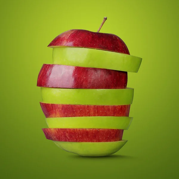 Červené a zelené nakrájíme jablka — Stock fotografie