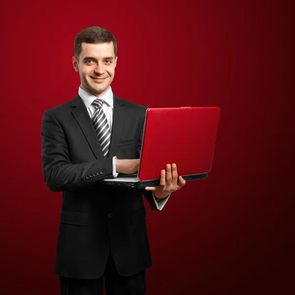 Man in pak met laptop in zijn handen — Stockfoto