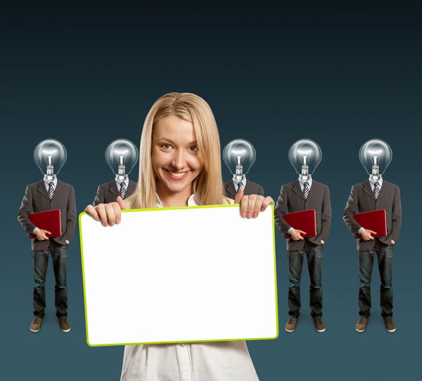 Vrouw en lamp hoofd ondernemers met laptop — Stockfoto