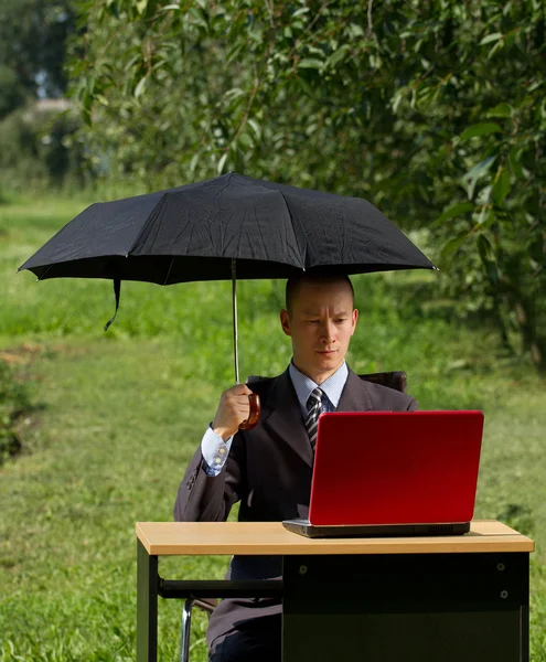 傘を持ったビジネスマン — ストック写真