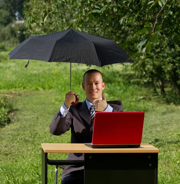 Zakenman met paraplu — Stockfoto