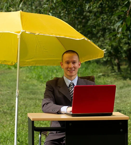 Üzletember-esernyő — Stock Fotó