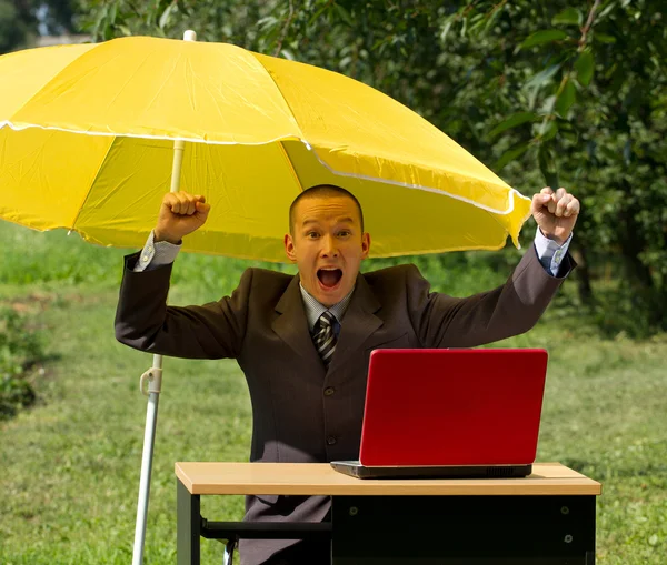 Şemsiye ile işadamı — Stok fotoğraf