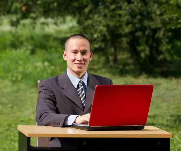 Man med laptop arbeta utomhus — Stockfoto