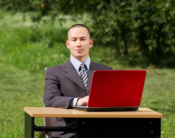 Άνθρωπος με φορητό υπολογιστή που εργάζεστε σε εξωτερικούς χώρους — Φωτογραφία Αρχείου