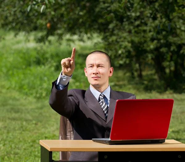 Hombre con Laptop trabajando al aire libre —  Fotos de Stock