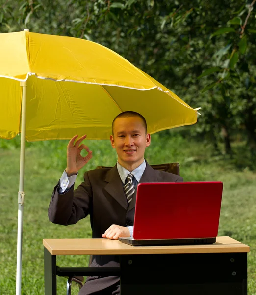 Επιχειρηματίας με ομπρέλα — Φωτογραφία Αρχείου
