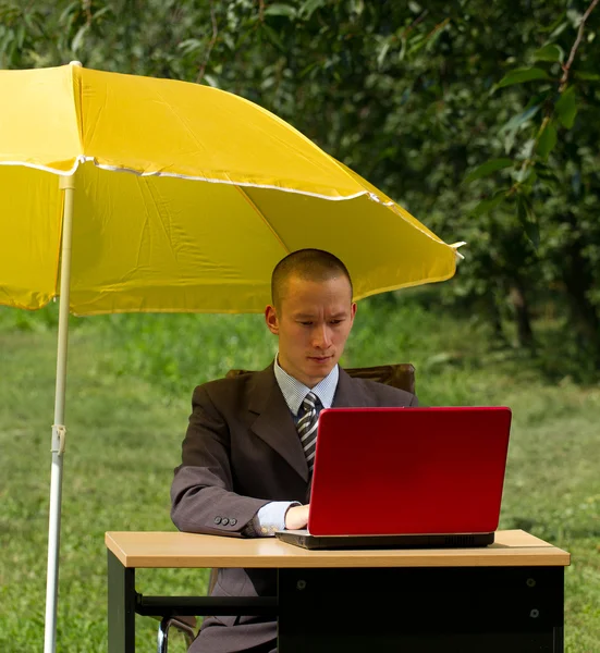 Empresario con paraguas — Foto de Stock