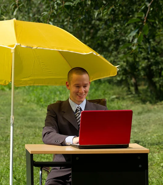 Empresário com guarda-chuva — Fotografia de Stock