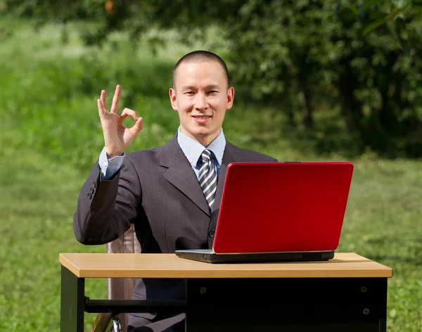 Homme avec ordinateur portable travaillant à l'extérieur — Photo