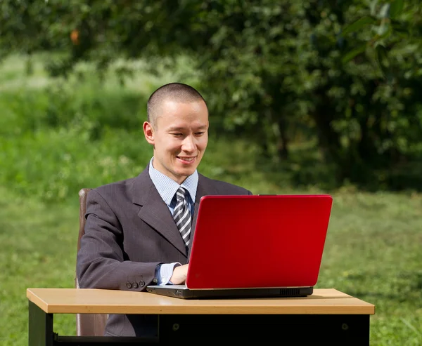 Mann mit Laptop arbeitet im Freien — Stockfoto