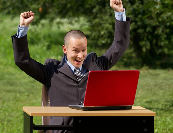 Man med laptop arbeta utomhus — Stockfoto