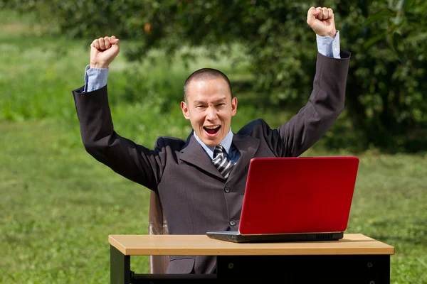 Man met laptop buitenshuis werken — Stockfoto