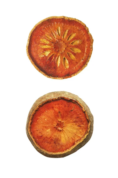 흰색 배경에 고립 된 말린된 bael 과일 — 스톡 사진