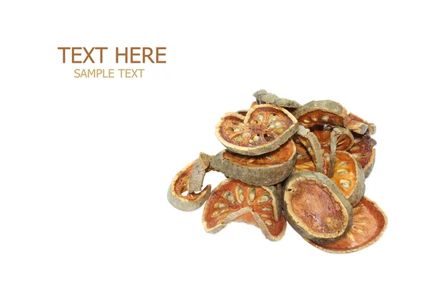 Scheiben getrockneter Baelfrucht auf weißem Hintergrund — Stockfoto