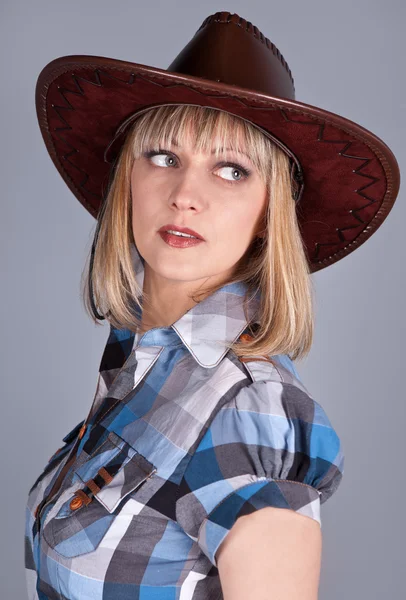 性格开朗的女孩，在一顶牛仔帽 — 图库照片