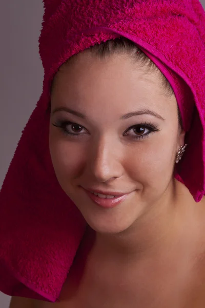 Menina com uma toalha vermelha — Fotografia de Stock