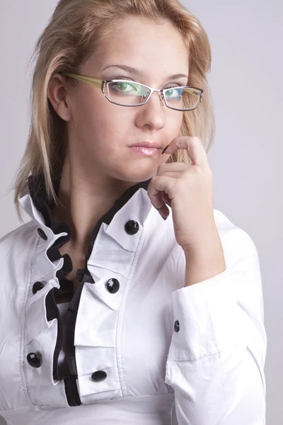 Menina em um terno e óculos — Fotografia de Stock
