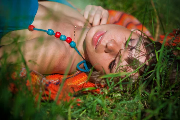 Menina tomando banho de sol na grama — Fotografia de Stock