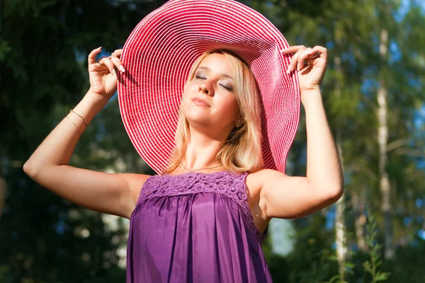 Chica en sombrero rosa — Foto de Stock