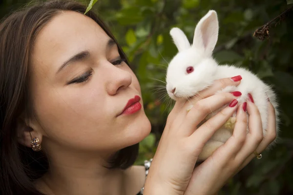 ウサギで美しい少女 — ストック写真