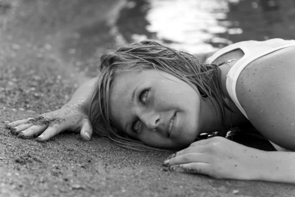 水で横になっている赤毛の女の子 — ストック写真