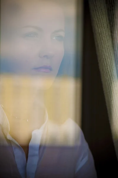 Cam arkasında çekici kız — Stok fotoğraf
