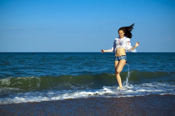 La chica en la orilla — Foto de Stock