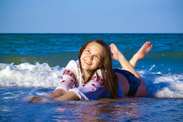 Dívka na pobřeží — Stock fotografie