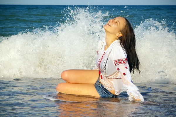 La ragazza sulla riva — Foto Stock