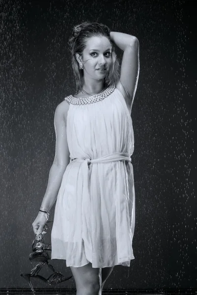 Mulher sob a chuva — Fotografia de Stock