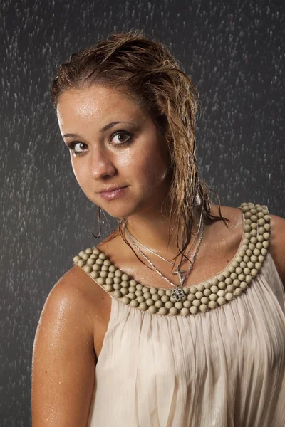 Vrouw onder de regen — Stockfoto