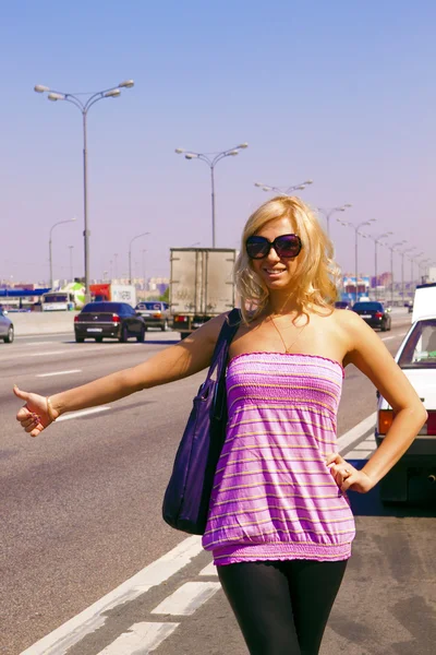 Mooie blonde stemming op de weg — Stockfoto