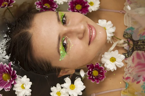 Attraktive Mädchen mit hellem Make-up — Stockfoto