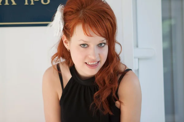 迷人性格开朗的红发女孩 — 图库照片
